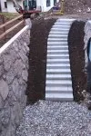 Steinmauer-und-Granitstufe-in-Beton